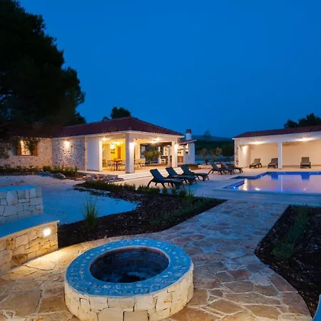 Luxury Nature With Heated Private Pool, Sauna & Fire Pit, A Short Walk To The