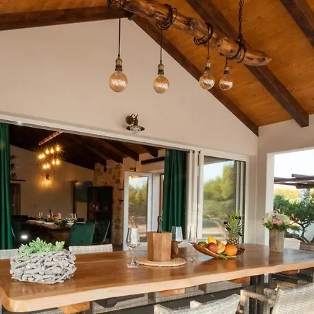 Luxury Nature With Heated Private Pool, Sauna & Fire Pit, A Short Walk To The * Milna (Brac)