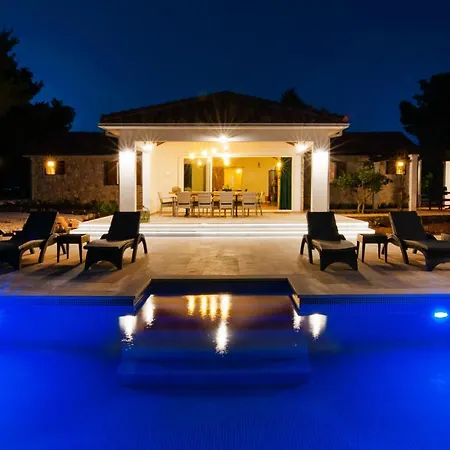 Villa Luxury Nature With Heated Private Pool, Sauna & Fire Pit, A Short Walk To The *