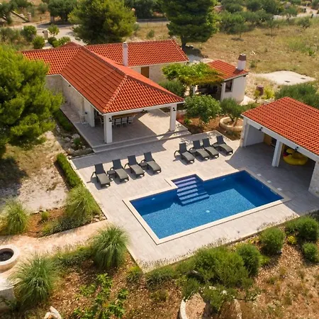 Vila Luxury Nature With Heated Private Pool, Sauna & Fire Pit, A Short Walk To The Milna (Brac)