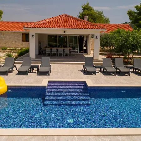 Villa Luxury Nature With Heated Private Pool, Sauna & Fire Pit, A Short Walk To The Milna (Brac)