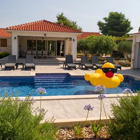 Luxury Nature With Heated Private Pool, Sauna & Fire Pit, A Short Walk To The Milna (Brac)