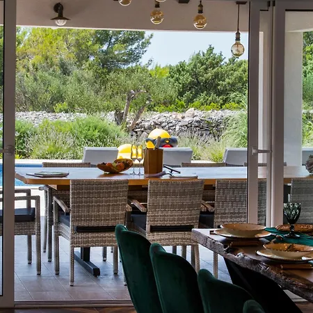 Luxury Nature With Heated Private Pool, Sauna & Fire Pit, A Short Walk To The Vila Milna (Brac)