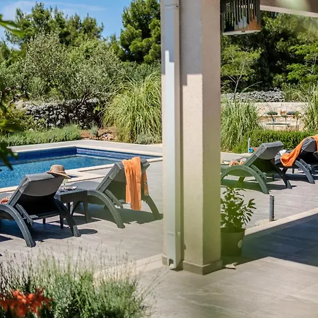 Vila Luxury Nature With Heated Private Pool, Sauna & Fire Pit, A Short Walk To The Milna (Brac)