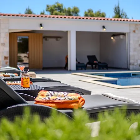 Luxury Nature With Heated Private Pool, Sauna & Fire Pit, A Short Walk To The Milna (Brac)
