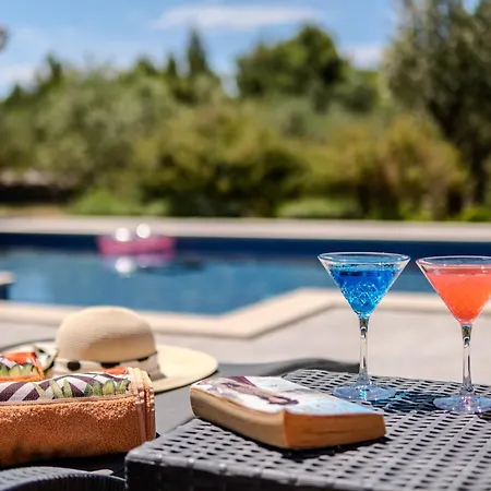 Luxury Nature With Heated Private Pool, Sauna & Fire Pit, A Short Walk To The Vila Milna (Brac)