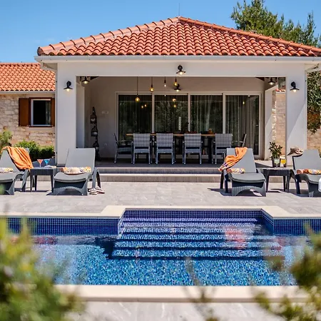 Luxury Nature With Heated Private Pool, Sauna & Fire Pit, A Short Walk To The Milna (Brac)