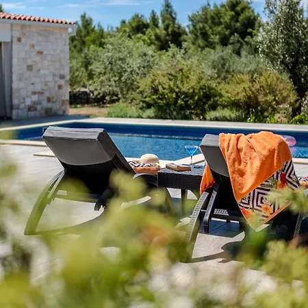 Vila Luxury Nature With Heated Private Pool, Sauna & Fire Pit, A Short Walk To The Milna (Brac)