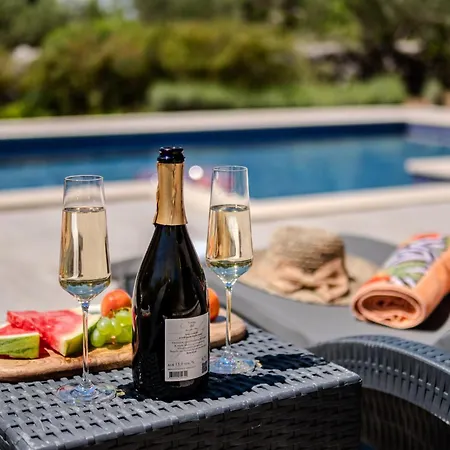 Luxury Nature With Heated Private Pool, Sauna & Fire Pit, A Short Walk To The * Milna (Brac)