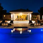 Villa Luxury Nature With Heated Private Pool, Sauna & Fire Pit, A Short Walk To The *