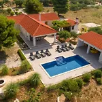 Villa Luxury Nature With Heated Private Pool, Sauna & Fire Pit, A Short Walk To The Milna