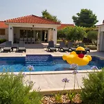 Luxury Nature With Heated Private Pool, Sauna & Fire Pit, A Short Walk To The Milna