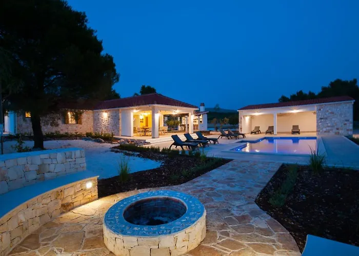 Luxury Nature With Heated Private Pool, Sauna & Fire Pit, A Short Walk To The