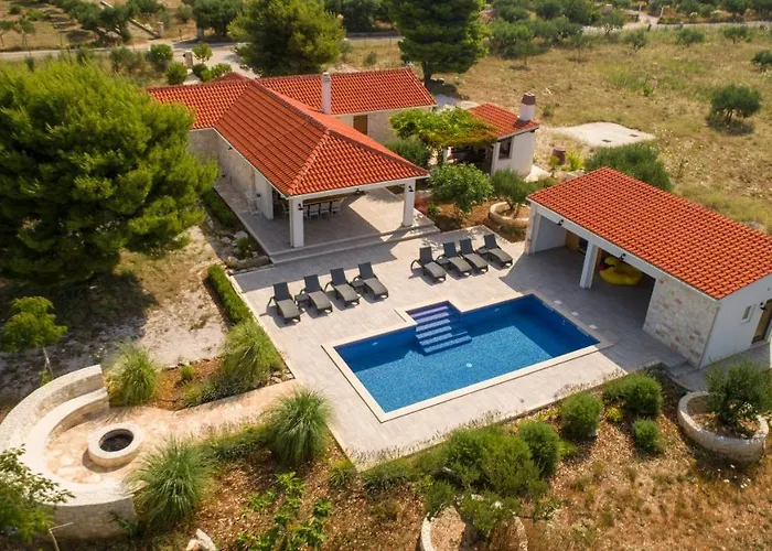Villa Luxury Nature With Heated Private Pool, Sauna & Fire Pit, A Short Walk To The Milna (Brac)