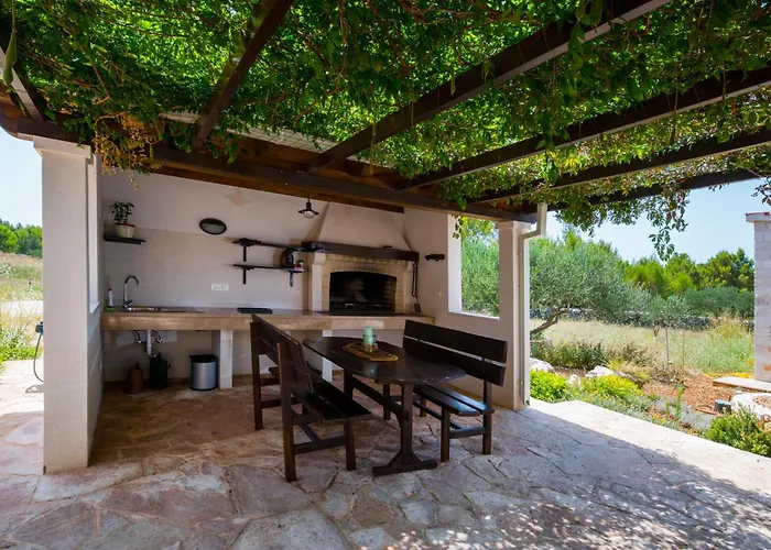 Luxury Nature With Heated Private Pool, Sauna & Fire Pit, A Short Walk To The Milna (Brac)