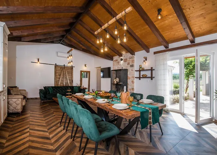 Luxury Nature With Heated Private Pool, Sauna & Fire Pit, A Short Walk To The Milna (Brac)