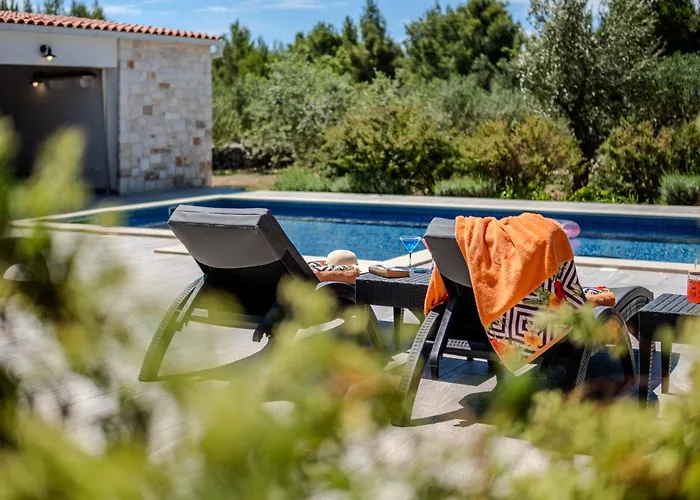 Villa Luxury Nature With Heated Private Pool, Sauna & Fire Pit, A Short Walk To The Milna (Brac)